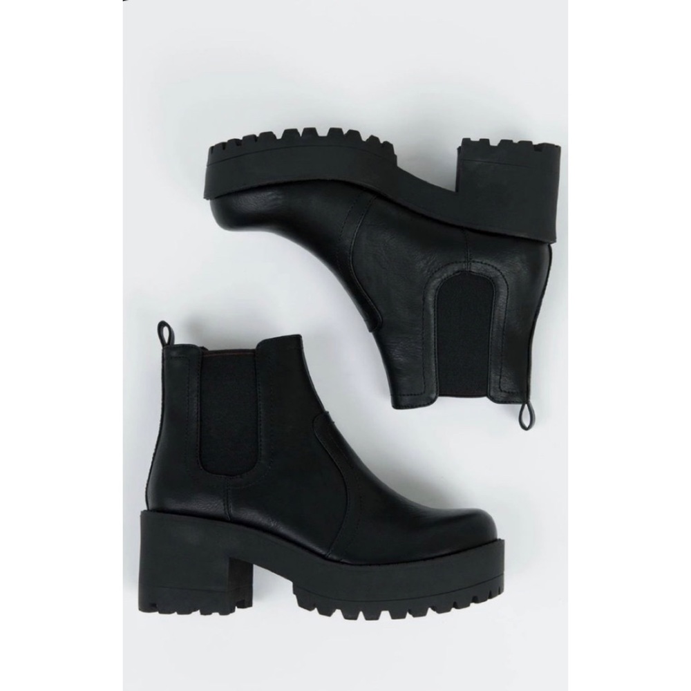 ❌SOLD❌ Black Chunky Chelsea Boots